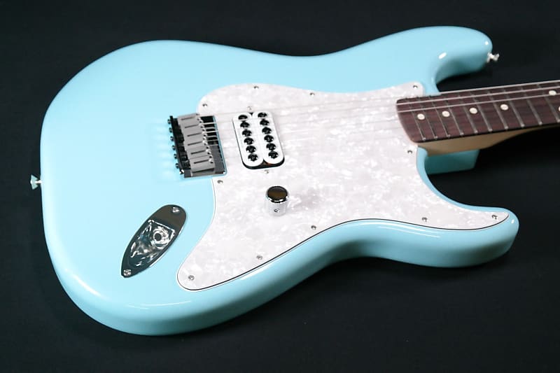 Электрогитара Fender Limited Edition Tom Delonge Stratocaster, Rosewood Fingerboard, Daphne Blue 956