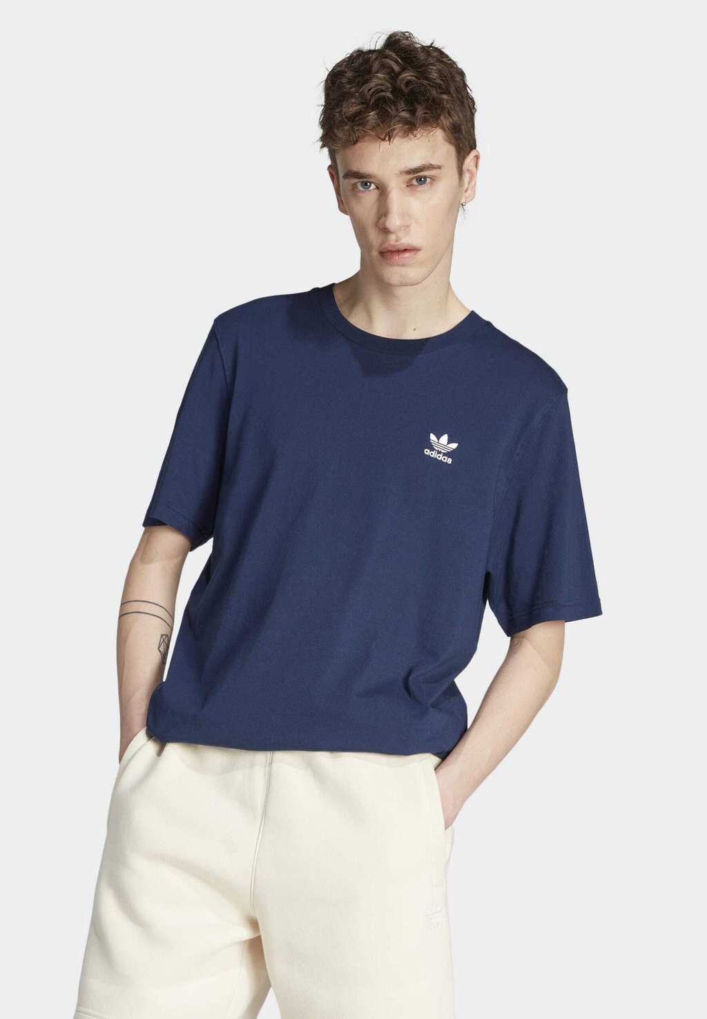 

Футболка с принтом TREFOIL ESSENTIALS adidas Originals, цвет night indigo/white