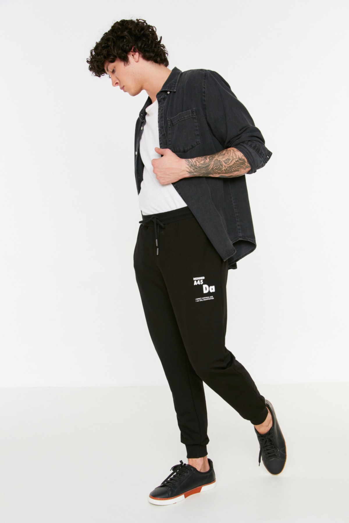 Штаны спортивные мужские Trendyol с текстовым принтом и эластичными брючинами, черный