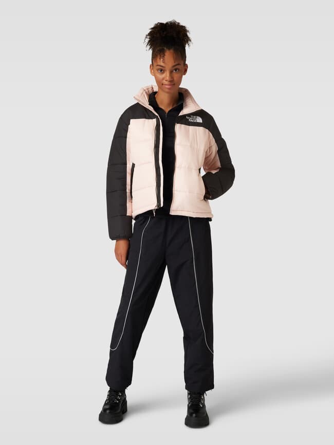 

Стеганая куртка с принтом этикетки The North Face, розовый