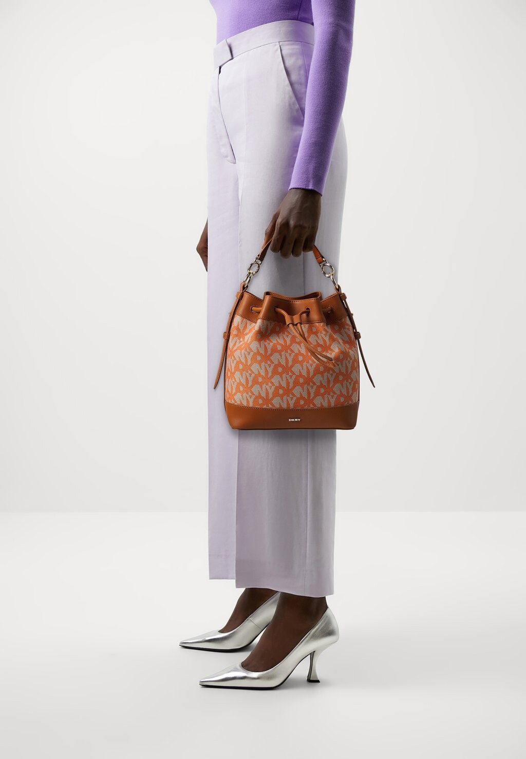 

Сумка GRAMERCY BUCKET DKNY, цвет neutral/dark brick/cognac