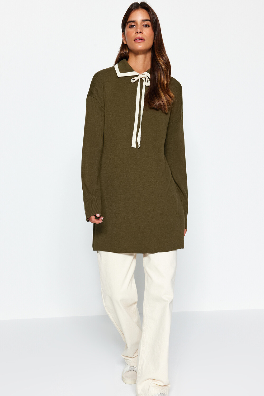 

Свитер цвета хаки с детальным трикотажным воротником Trendyol Modest