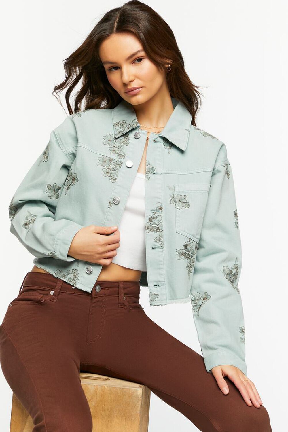 

Джинсовая куртка дальнобойщика с цветочной вышивкой Forever 21, шалфей