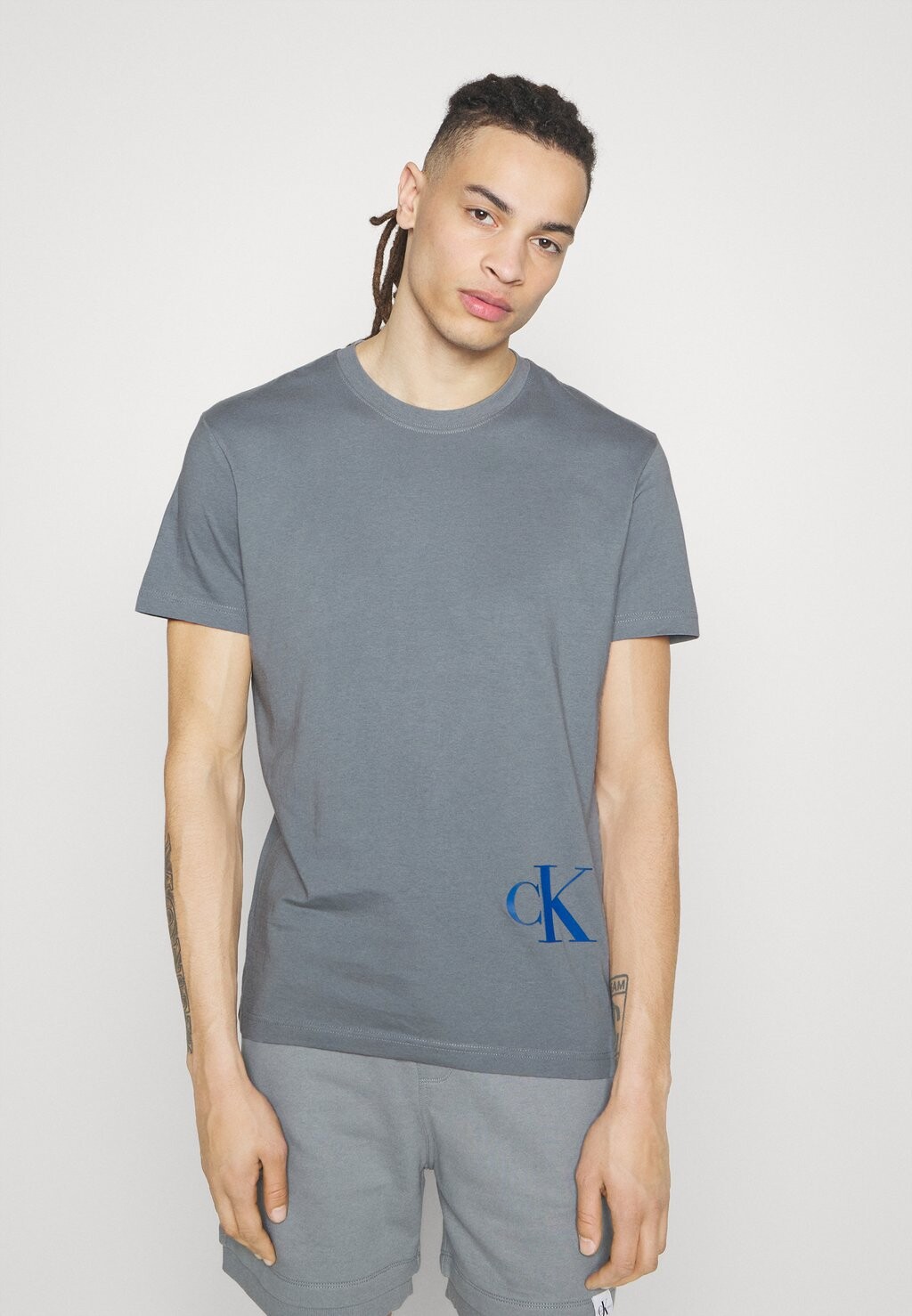 

Футболка с принтом Calvin Klein Jeans, серый