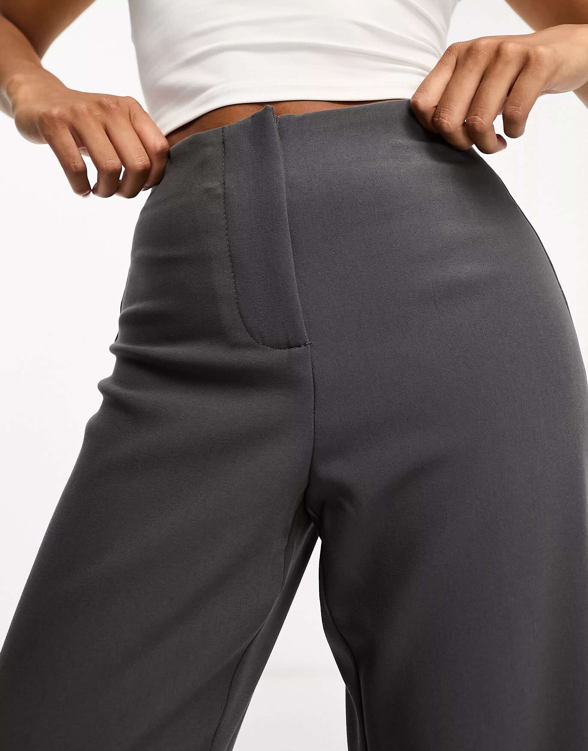цена Серые прямые брюки Vero Moda