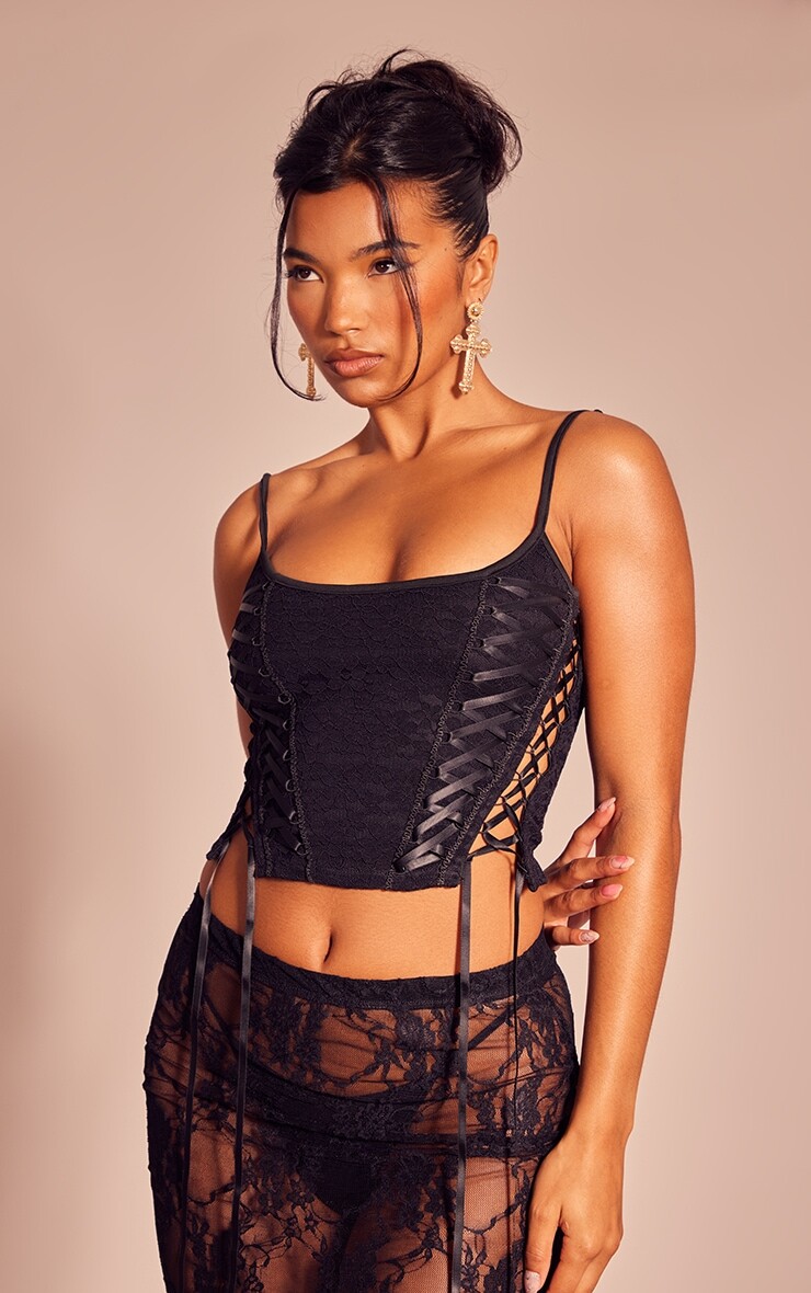 

PrettyLittleThing Черный кружевной длинный топ на шнуровке с цветочным принтом