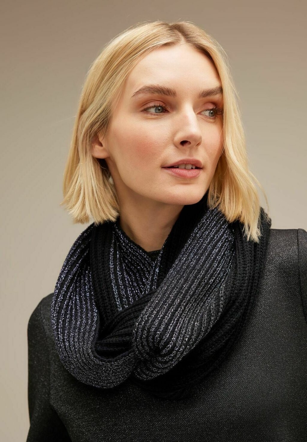

Грелка для шеи Mit Glanzeffekt Street One, цвет schwarz