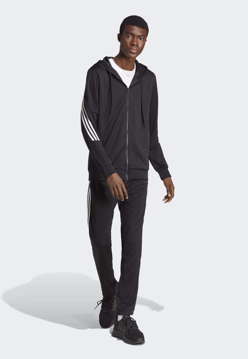 

Спортивный костюм Adidas