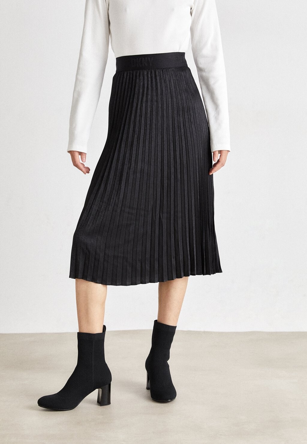 

Плиссированная юбка DKNY ЖАККАРДОВАЯ ПЛИССИРОВАННАЯ ЮБКА МИДИ, черный