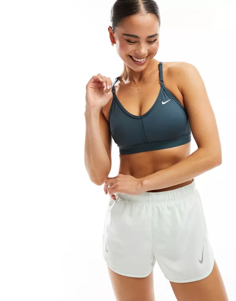 

Легкий спортивный бюстгальтер с V-образным вырезом и поддержкой Nike Indy Dri-FIT зеленого цвета джунглей