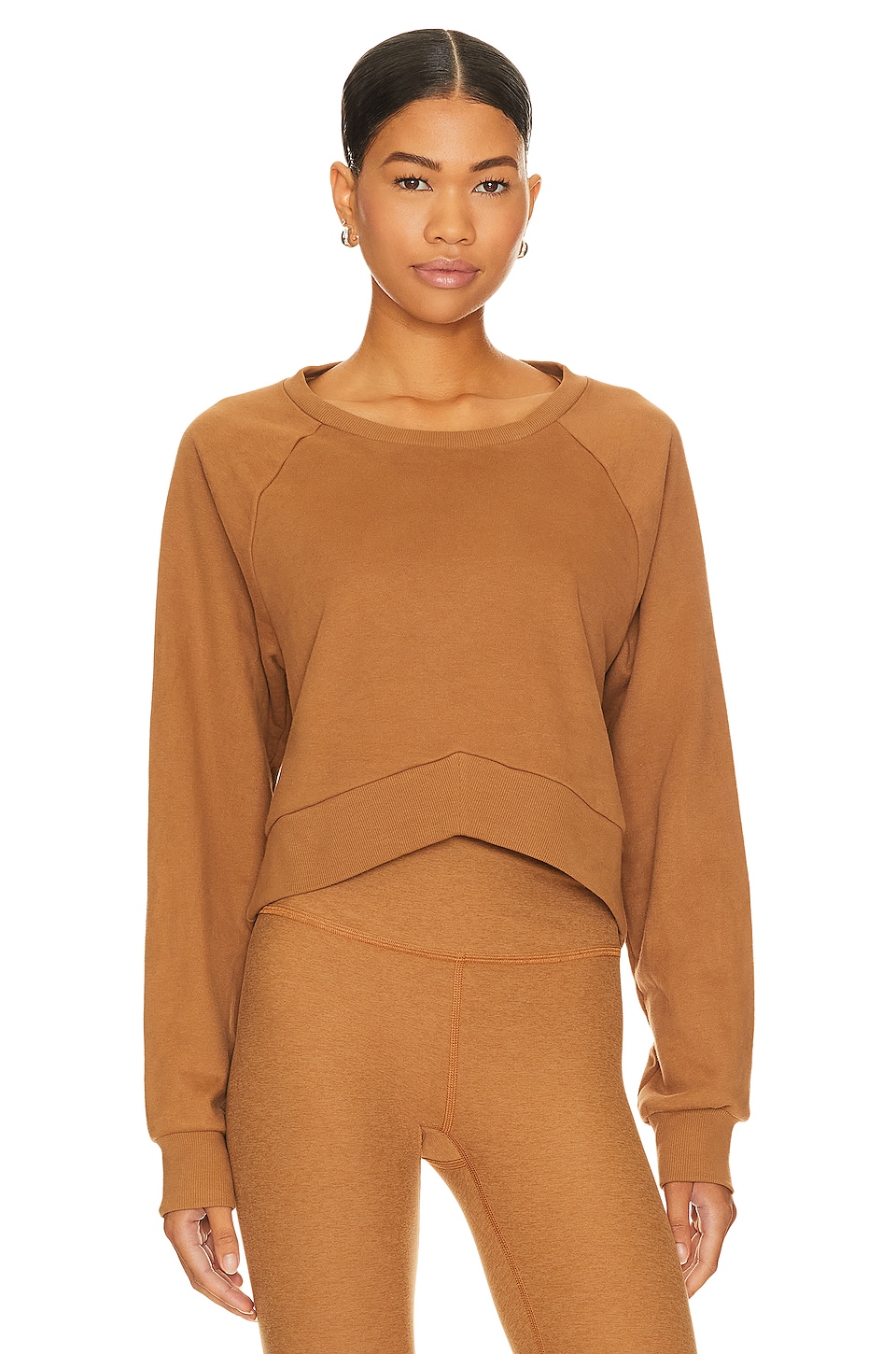 Пуловер Beyond Yoga Uplift Cropped, цвет Toffee пуловер beyond yoga cropped velvet pullover