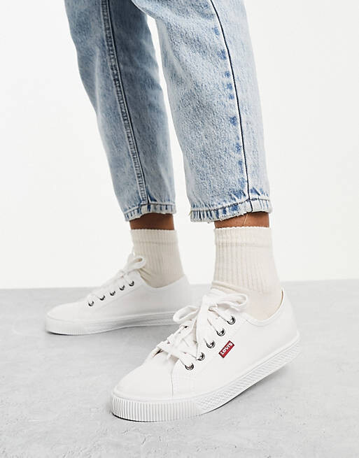 

Белые парусиновые туфли Levi's с красным язычком