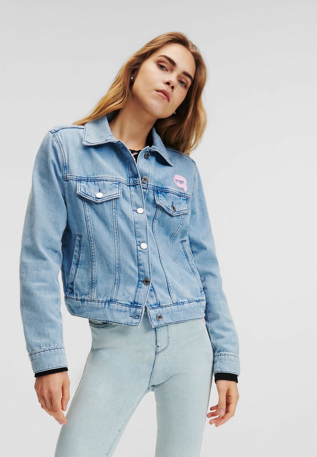 

Джинсовая куртка KARL LAGERFELD IKONIK, цвет light blue denim