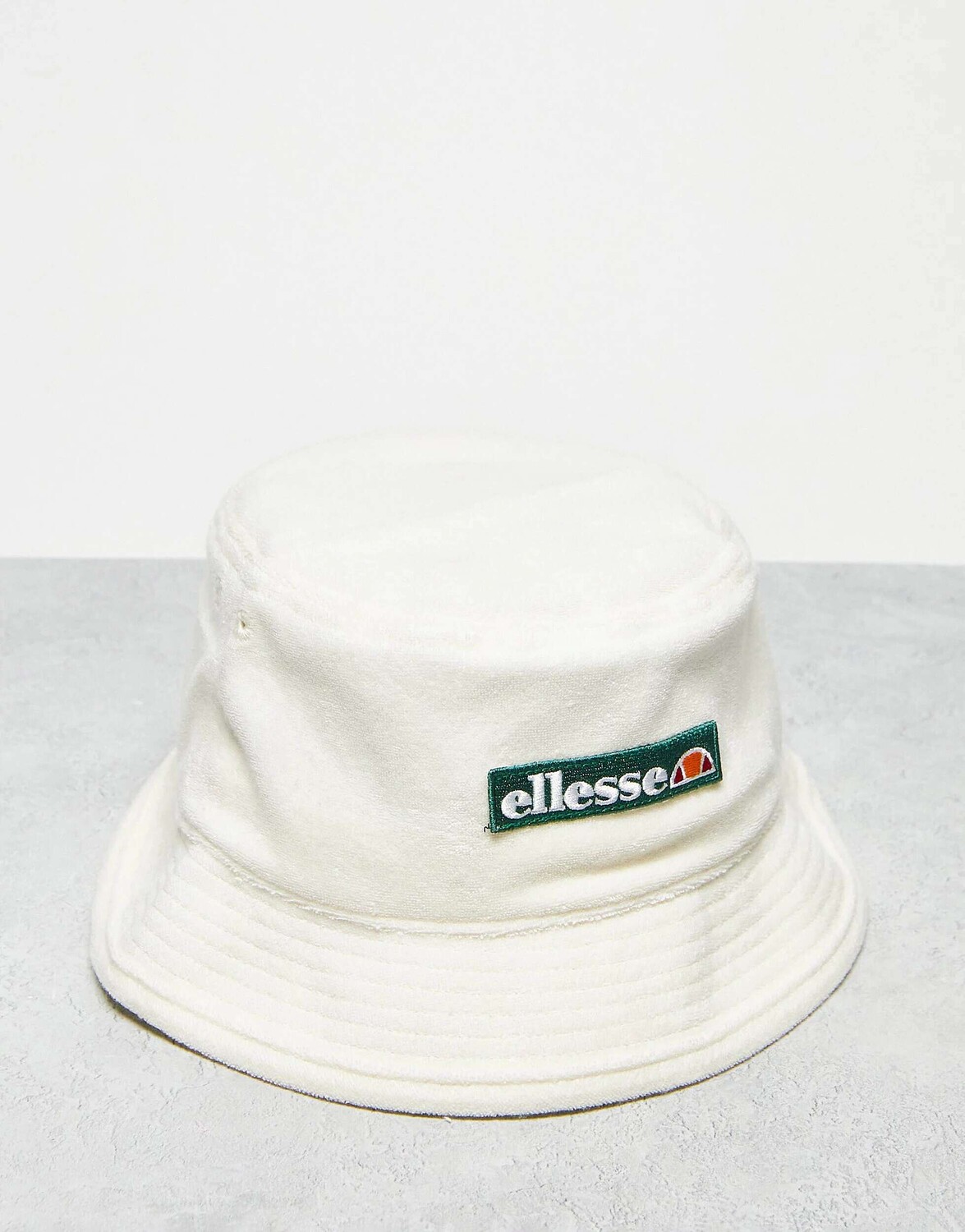 

Белая шляпа-ведро унисекс Ellesse Community Club