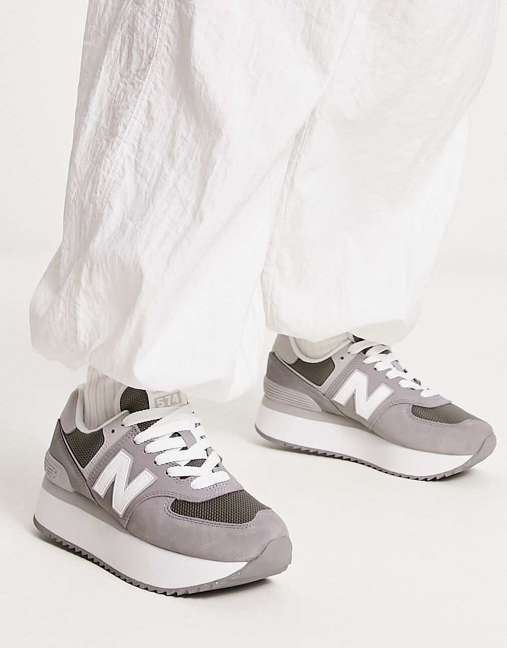 

Темно-серые кроссовки New Balance 574+