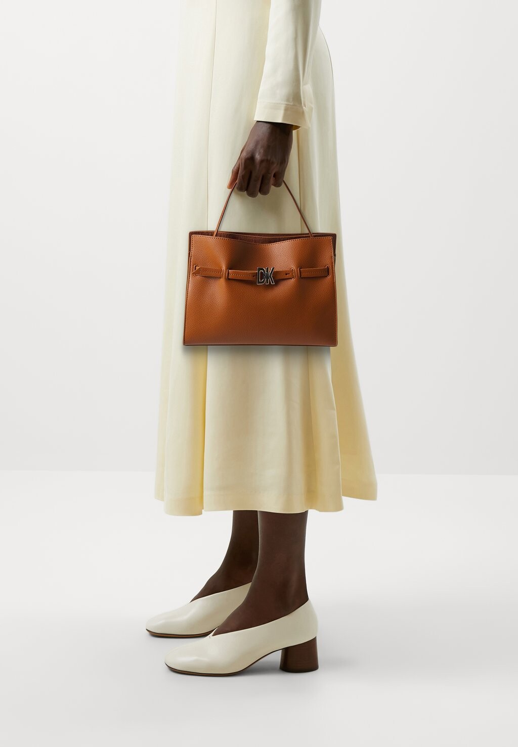 

Сумка BUSHWICK SHOULDER BAG DKNY, цвет cognac