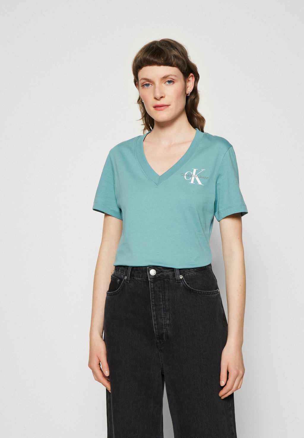 

Базовая футболка ФУТБОЛКА MONOLOGUE SLIM V-NECK Calvin Klein Jeans, арктика