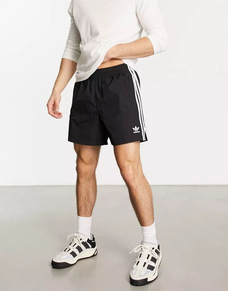 

adidas Originals – adicolor – Короткие черные шорты с тремя полосками из полиэстера