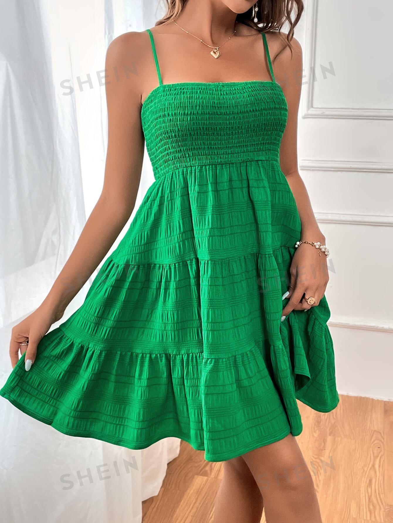 shein mod однотонное платье с гофрированной спиной и расклешенным подолом синий SHEIN WYWH Женское однотонное платье на тонких бретельках с оборками и подолом, зеленый