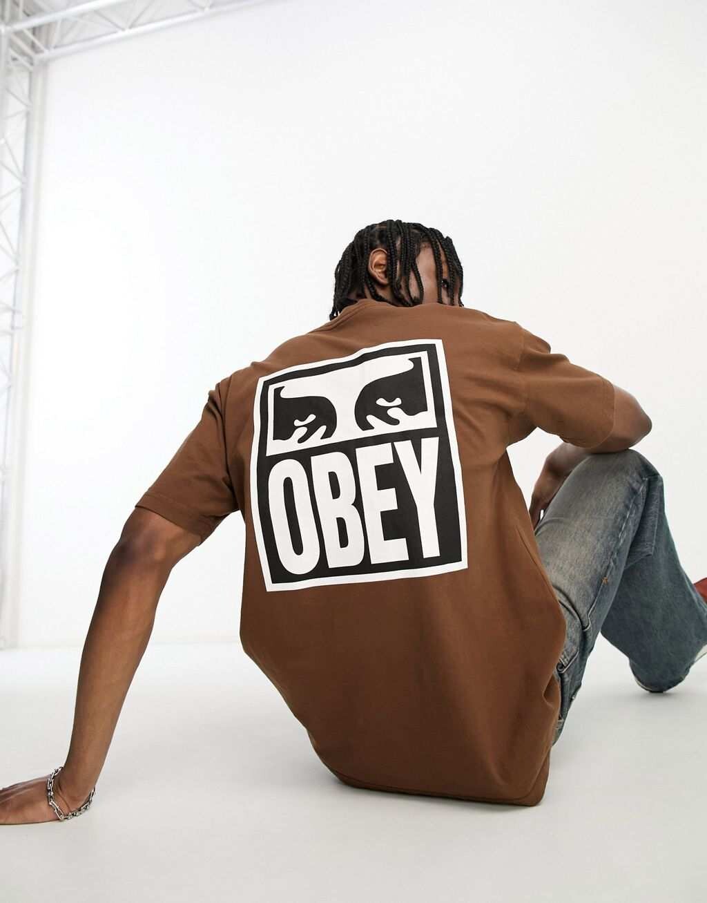 

Коричневая футболка с принтом в виде глаз Obey на спине, Коричневый