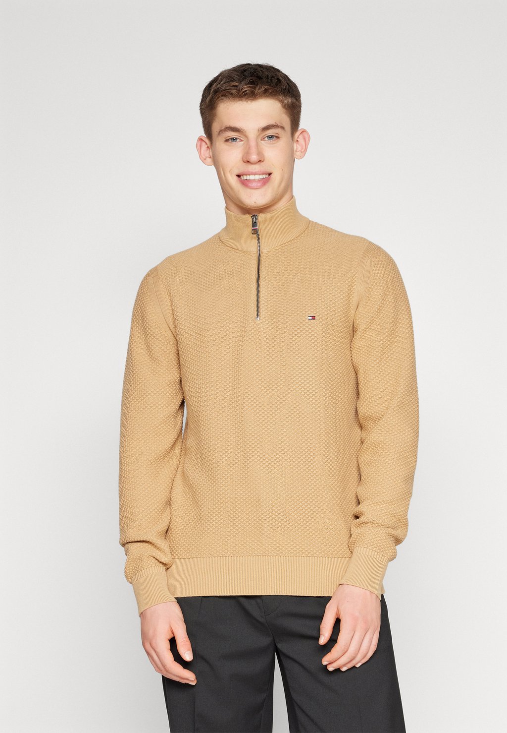 Свитер Oval Structure Zip Mock Tommy Hilfiger, цвет classic khaki