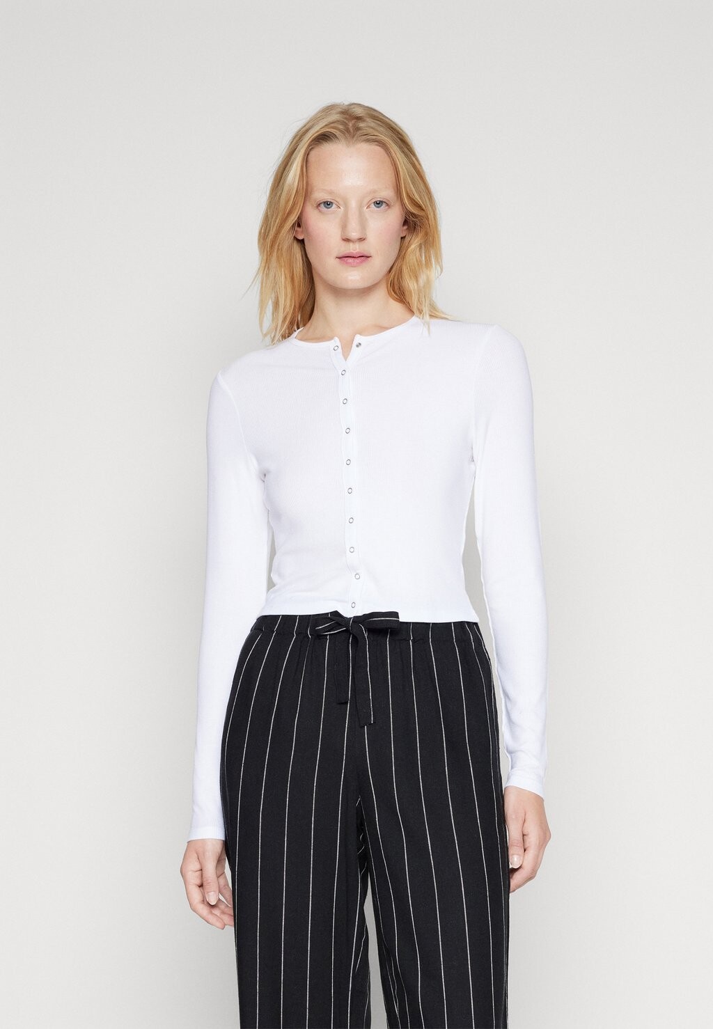 

Кардиган Abercrombie & Fitch FEATHERWEIGHT HENLEY, цвет brilliant white