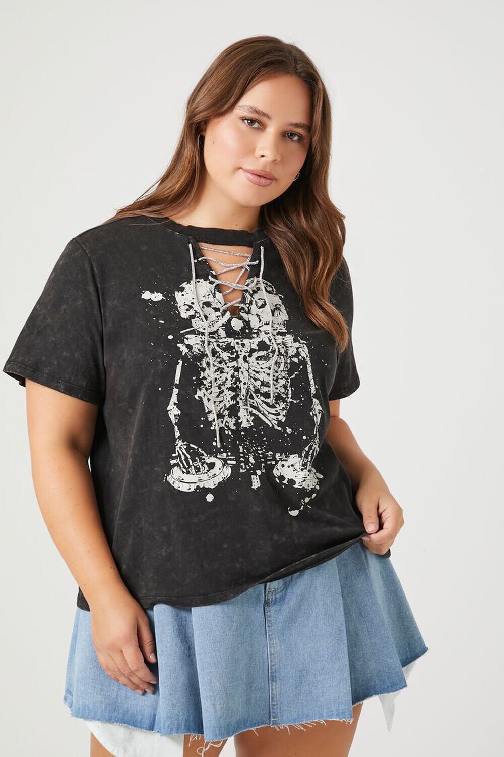 

Плюс размер Футболка со шнуровкой и рисунком скелета Forever 21, черный