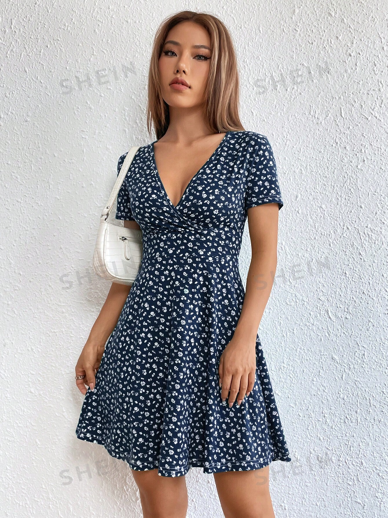 цена SHEIN EZwear Женское платье с глубоким v-образным вырезом и короткими рукавами с принтом, синий