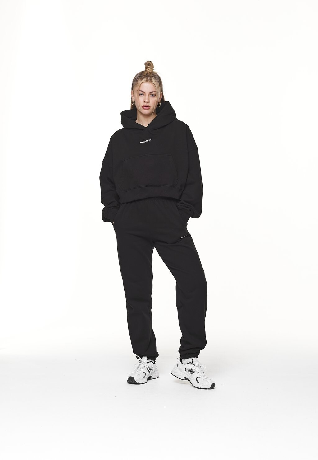 

Толстовка Luna Logo Oversized Cropped Hoodie Pegador, черный/белый
