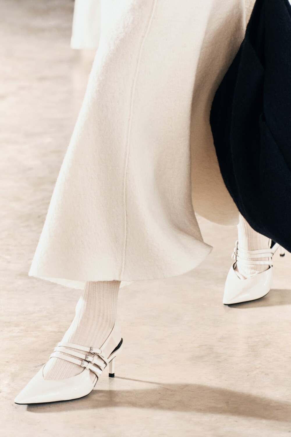 

Туфли на каблуке с открытой пяткой и ремешками ZARA, экрю-белый