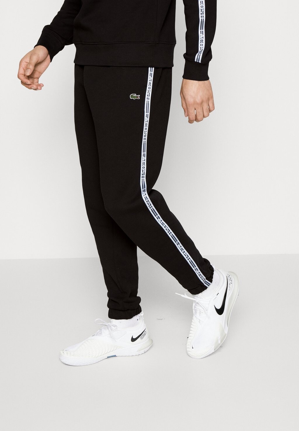 

Спортивные брюки Lacoste