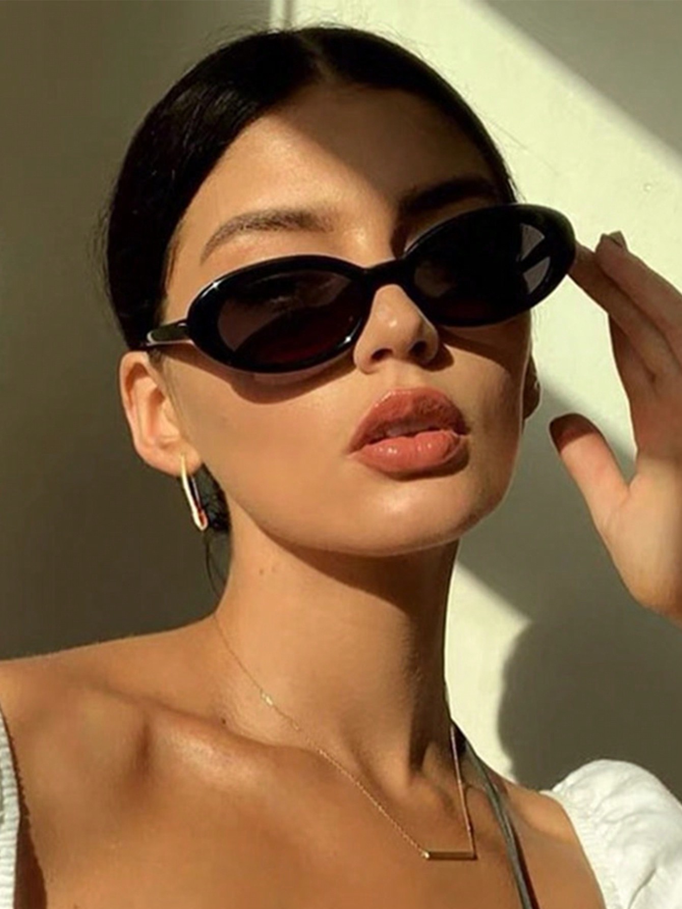 Женские солнцезащитные очки в небольшой оправе