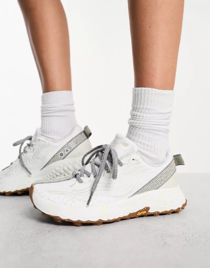 

Белые кроссовки New Balance Hierro