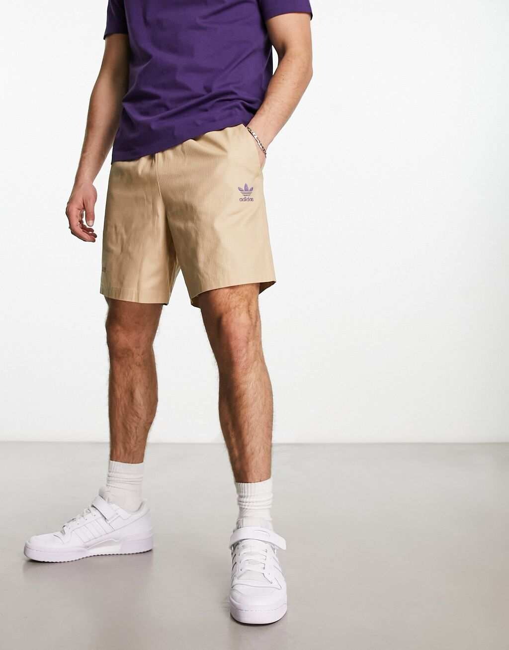 

Волшебно-бежевые шорты с логотипом adidas Originals Enjoy Summer