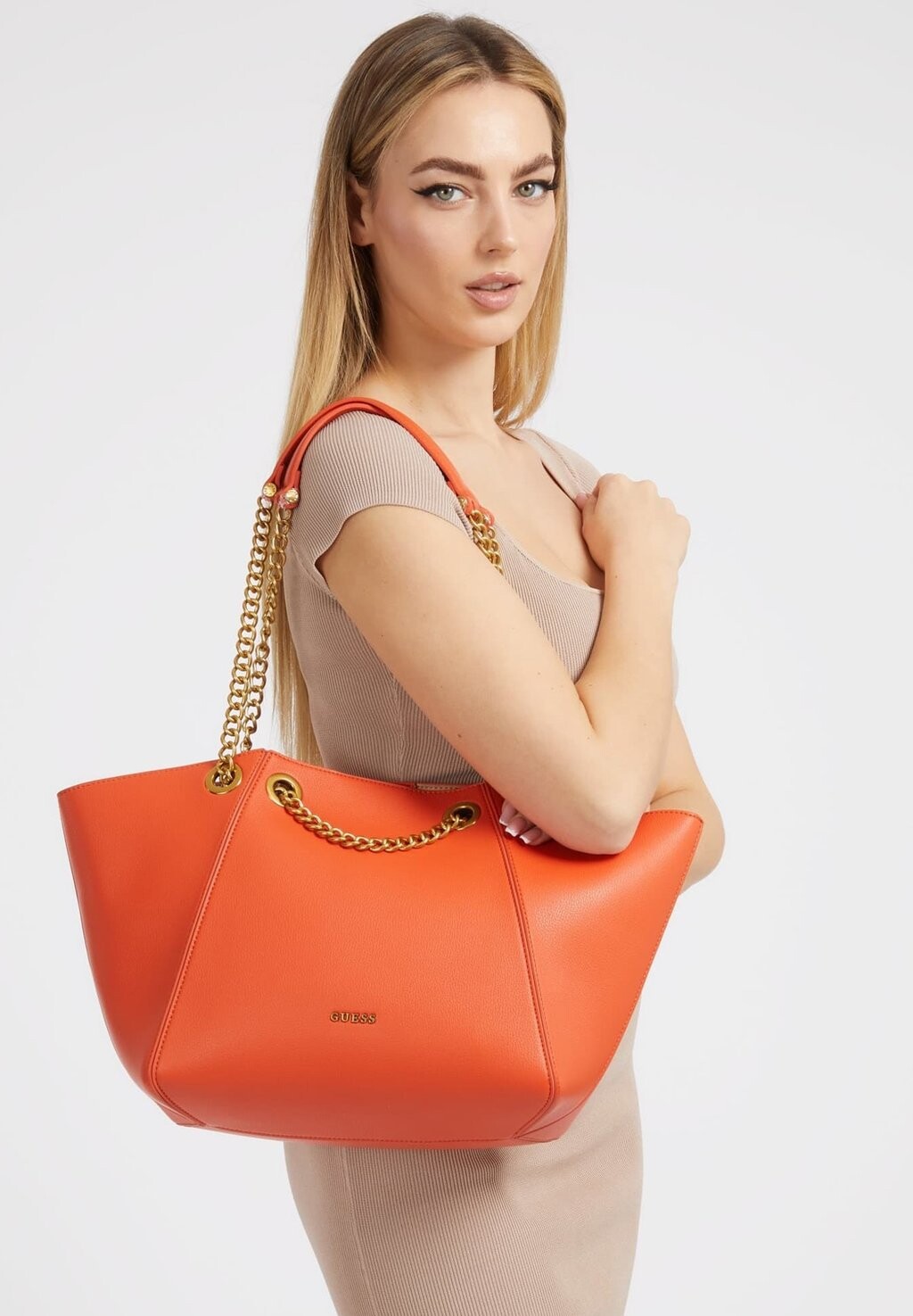 

Сумка Guess с ремешком-цепочкой, оранжевый