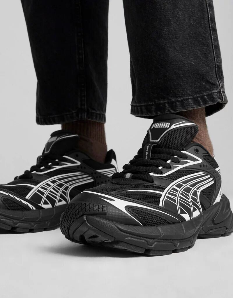 

Черно-белые кроссовки PUMA Velophasis