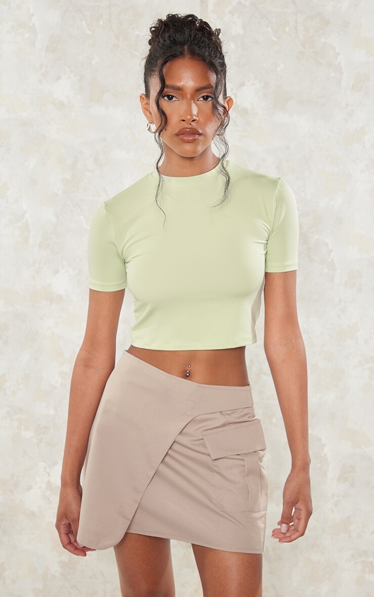 

PrettyLittleThing Базовый обтягивающий укороченный топ Light Lime с короткими рукавами