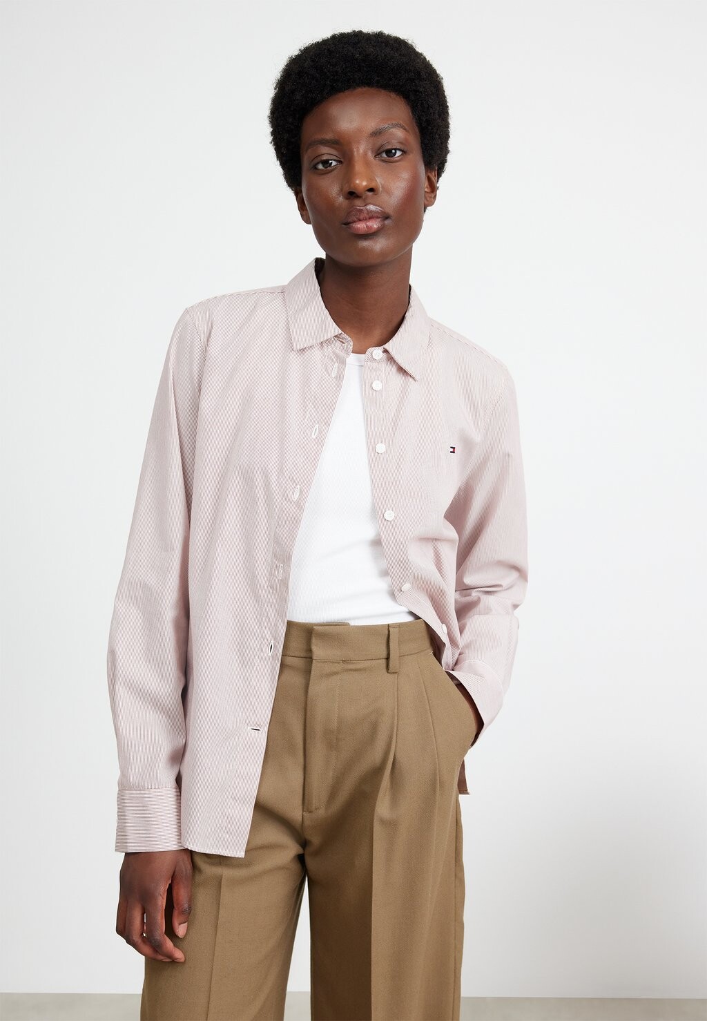 

Рубашка Tommy Hilfiger ITHAKA STRIPE REGULAR, цвет white/redwood brown