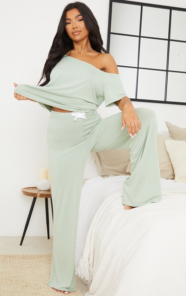 

PrettyLittleThing Пижамный комплект с открытыми плечами и низом Sage