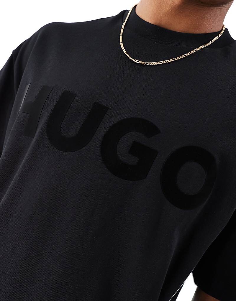 

Черная футболка оверсайз Dinkee Red с логотипом в тон HUGO Red