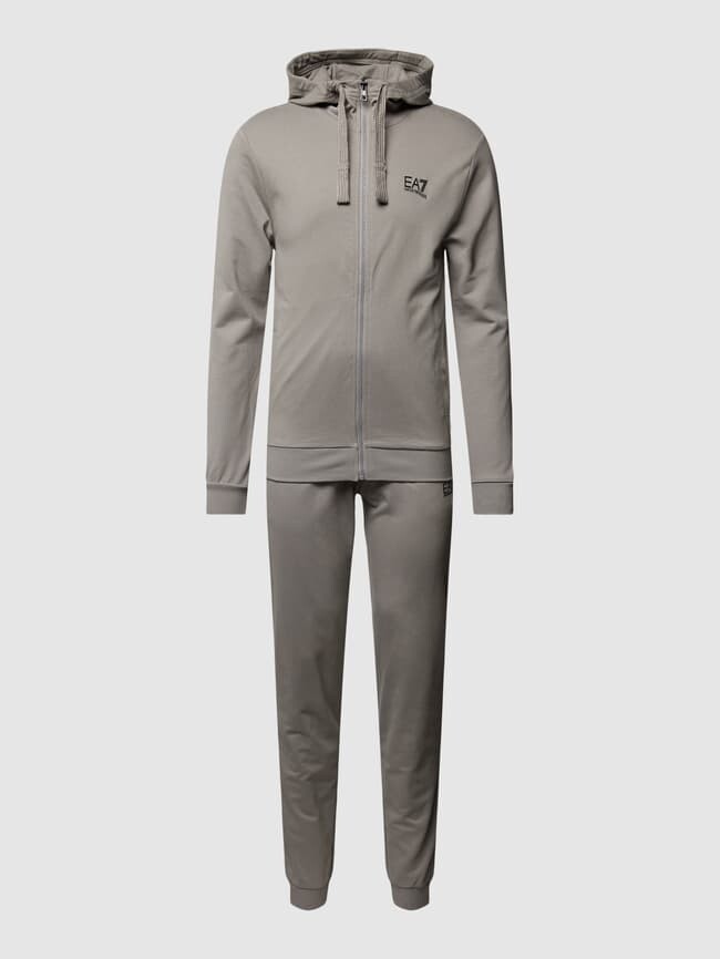 

Спортивный костюм с принтом этикетки EA7 Emporio Armani, светло-серый