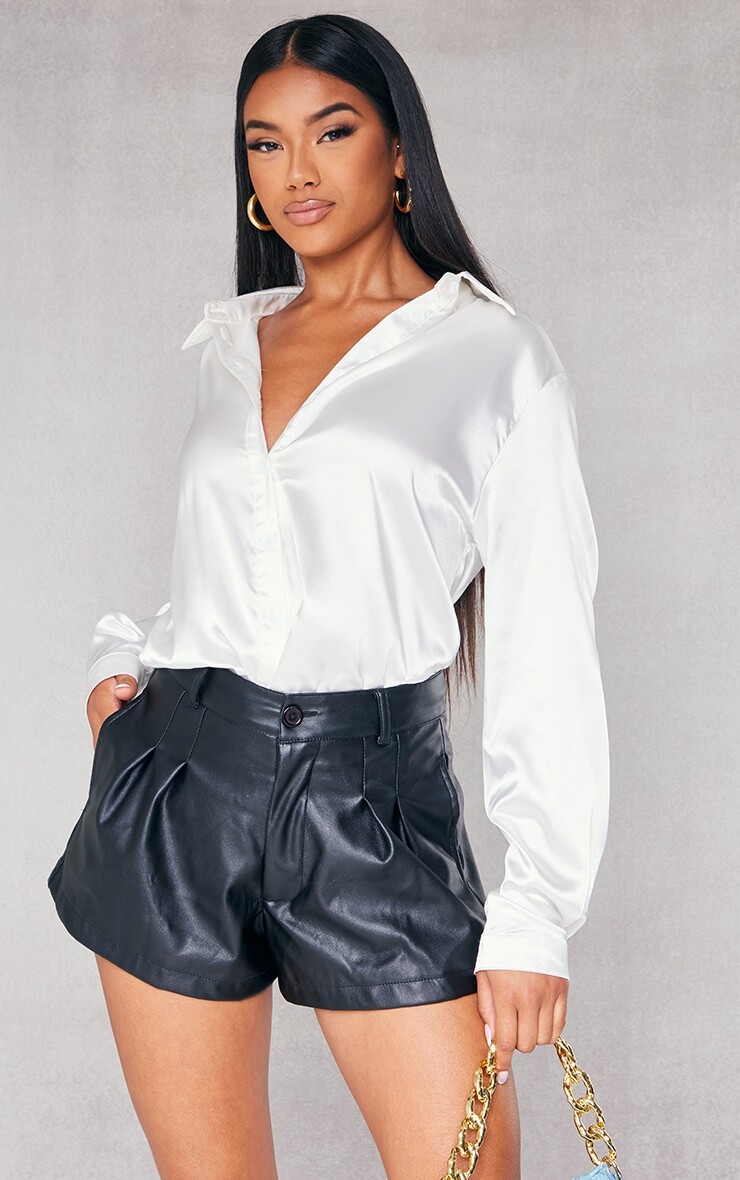 

PrettyLittleThing Черные шорты плавучей ткани из искусственной кожи
