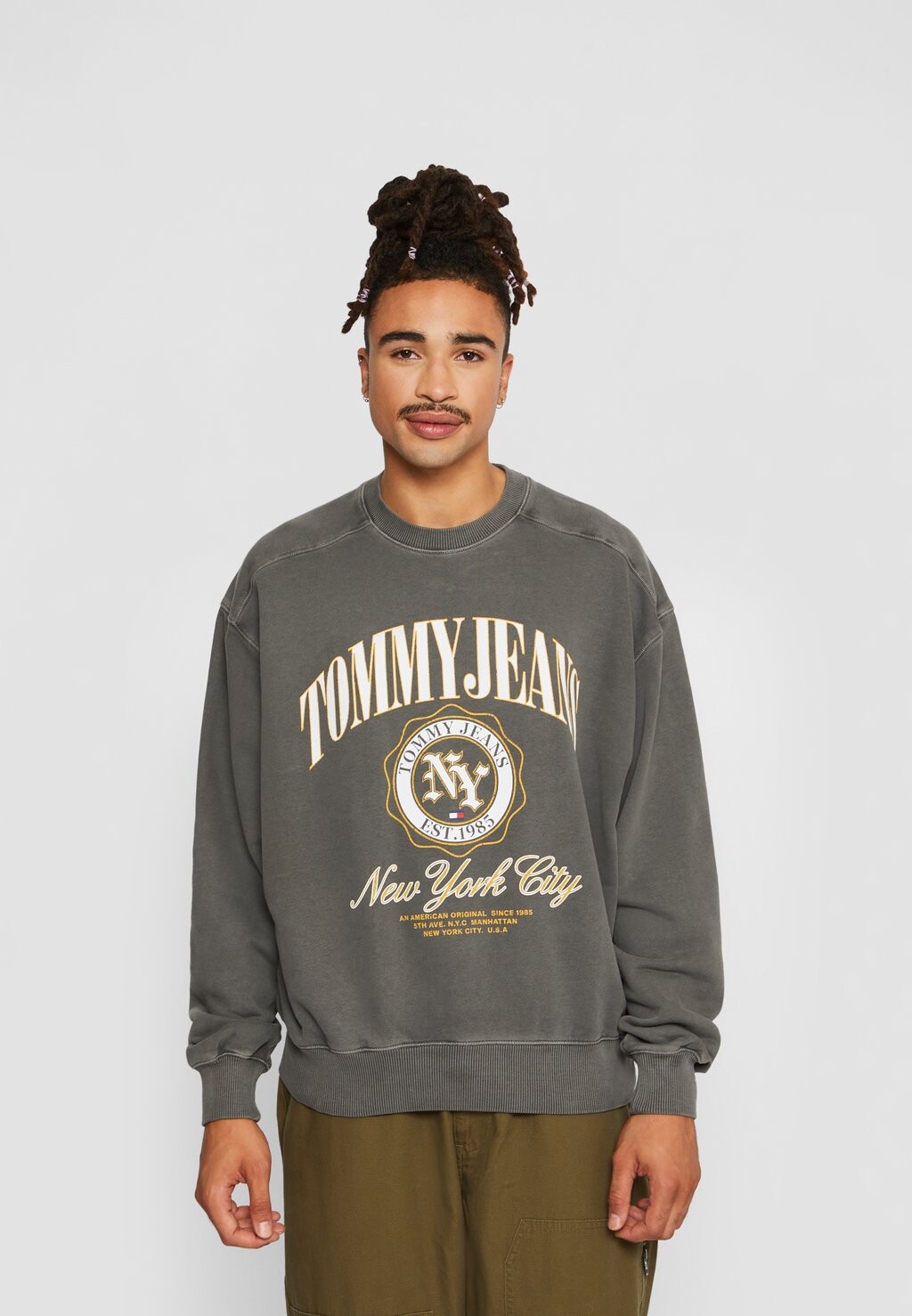 

Толстовка Tommy Jeans BOXY LUXE VARSITY CREW, черный