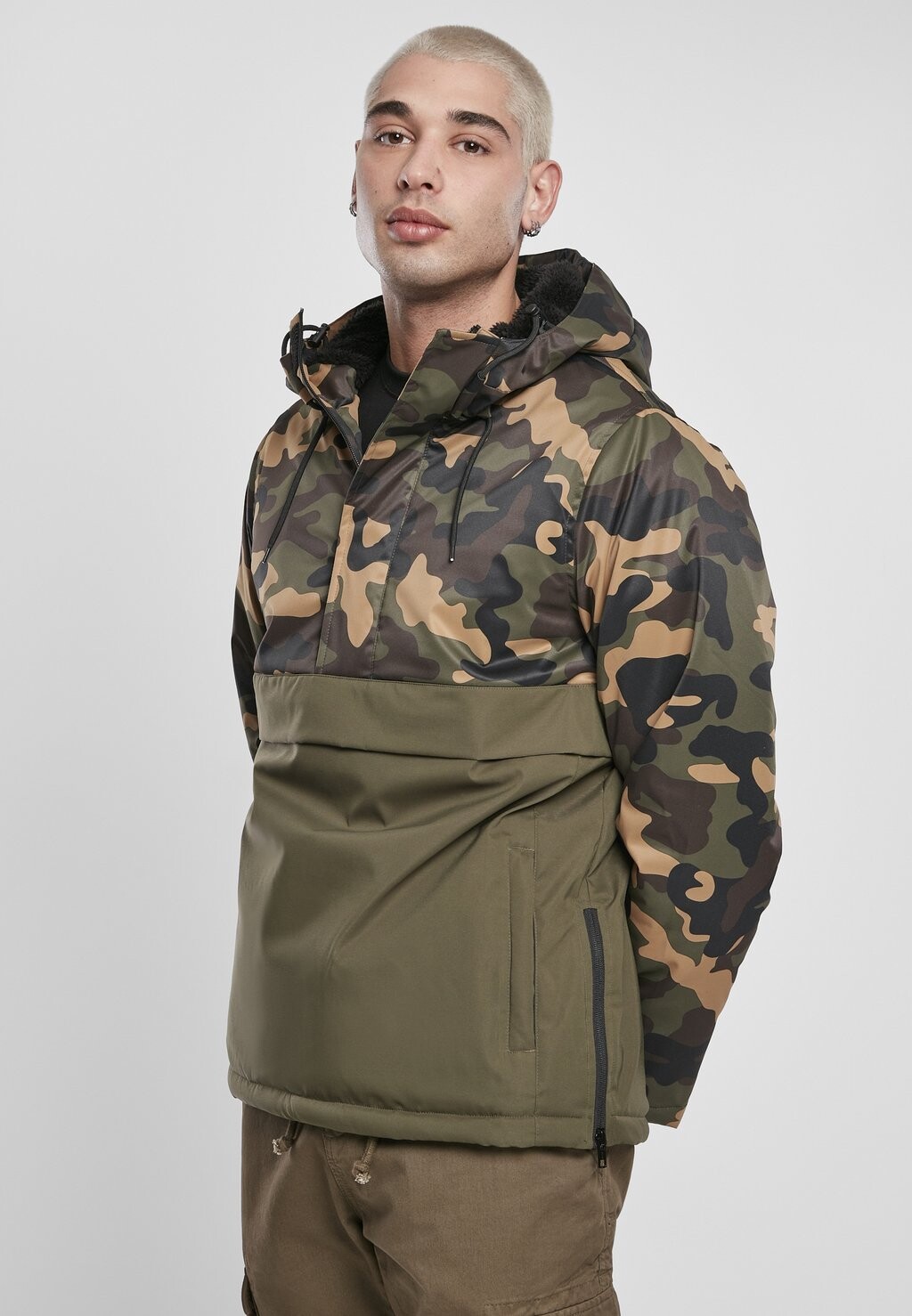 цена Куртка межсезонная CAMO MIX PULL OVER Urban Classics, оливковый/древесный камуфляж