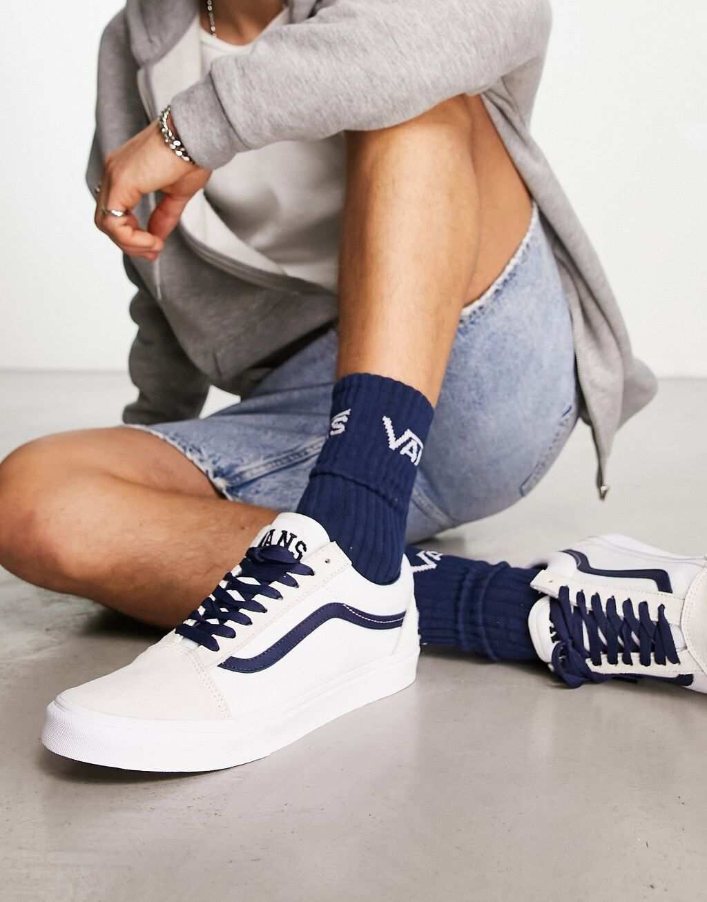 

Белые кроссовки Vans Old Skool с темно-синей полоской по бокам