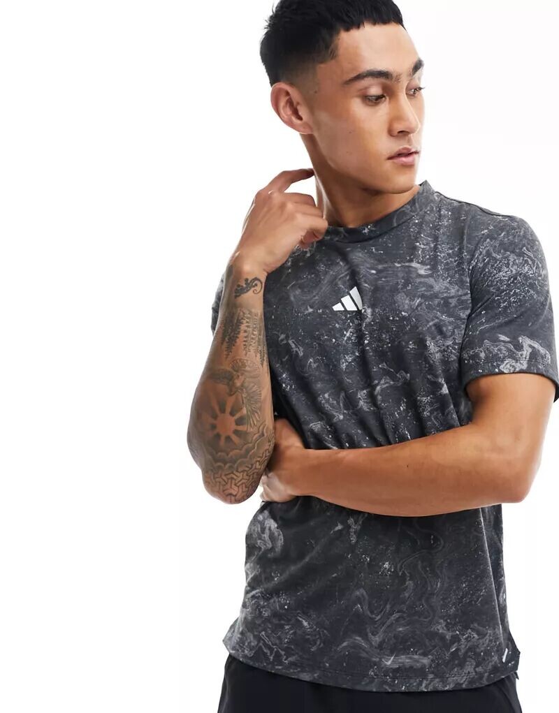 

Черная мраморная футболка adidas Training Essentials adidas performance