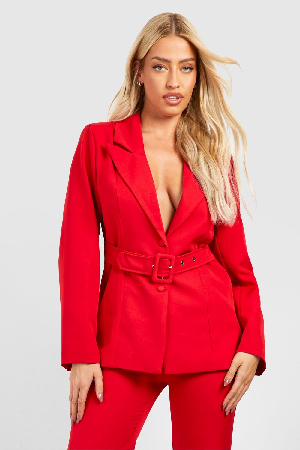 

Приталенный блейзер с тканевым поясом boohoo, красный