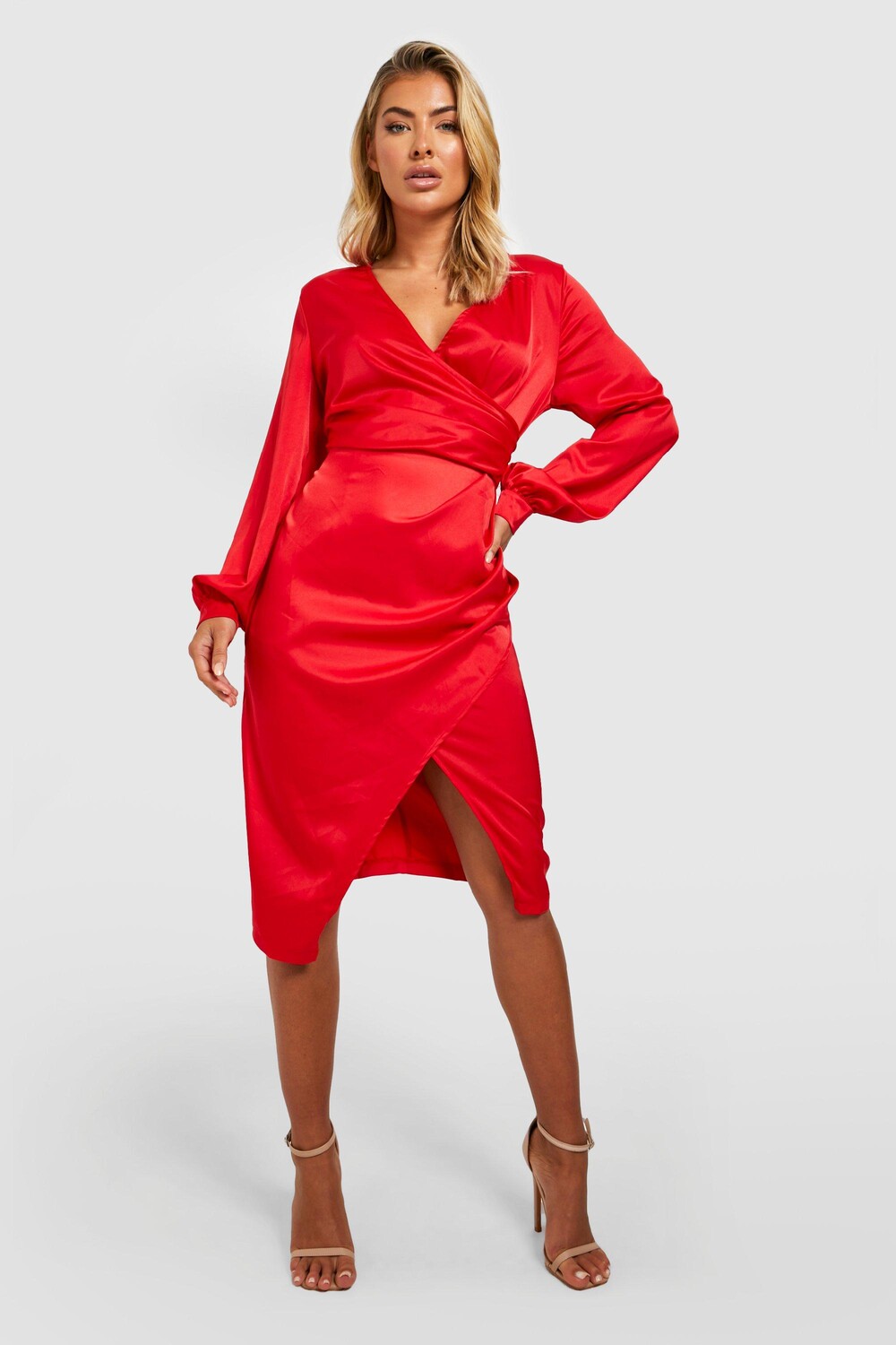 

Атласное платье миди с запахом Boohoo, красный