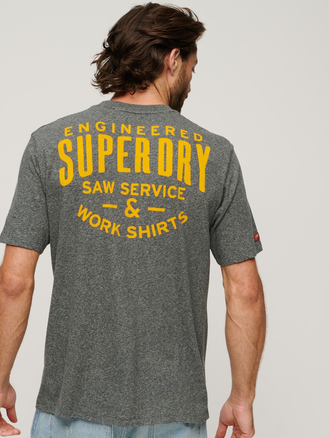 

Футболка с рисунком на груди Superdry, асфальт серый зернистость