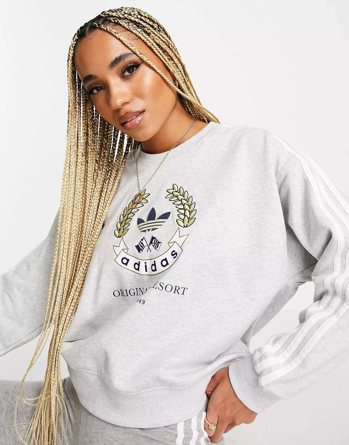

Серый свитшот adidas Originals Resort